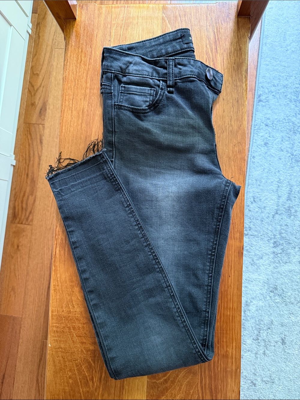 Women's Black Cropped Raw-Hem Skinny Jeans